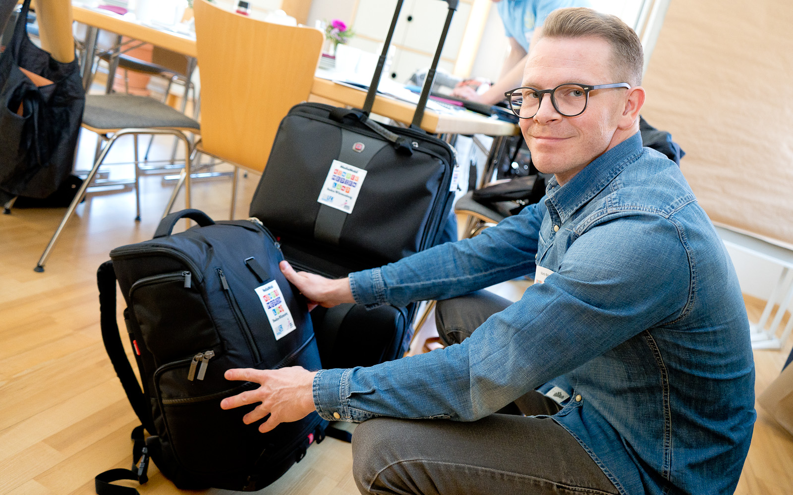 Foto von einer Person mit zwei Koffern.
