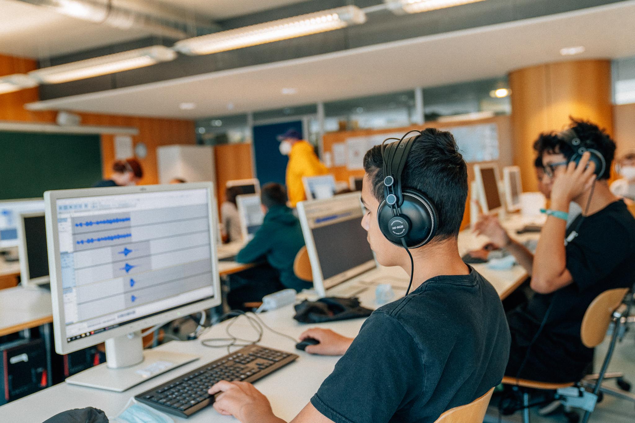 Schüler arbeiten am Computer