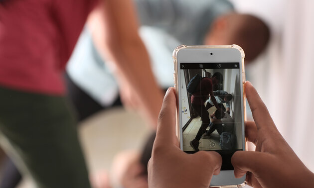  Bild einer Person mit einem Handy in der Hand