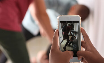  Bild einer Person mit einem Handy in der Hand