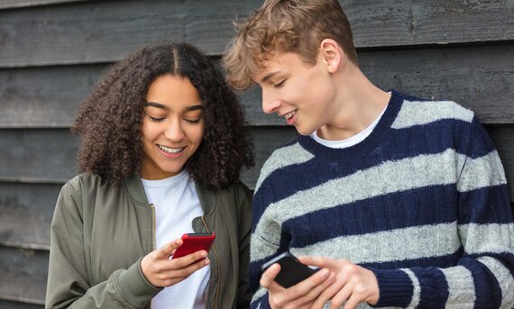 Bild von zwei Jugendlichen mit Smartphones