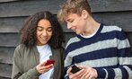 Bild von zwei Jugendlichen mit Smartphones