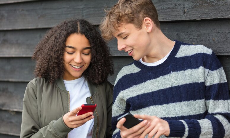 Bild von zwei Jugendlichen mit Smartphones