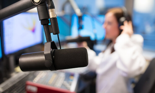 Nahaufnahme eines Mikrofons in einem Radiostudio