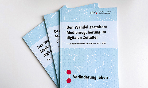 Bild von drei übereinandergestapelten LFK-Dreijahresberichten 2020-2023