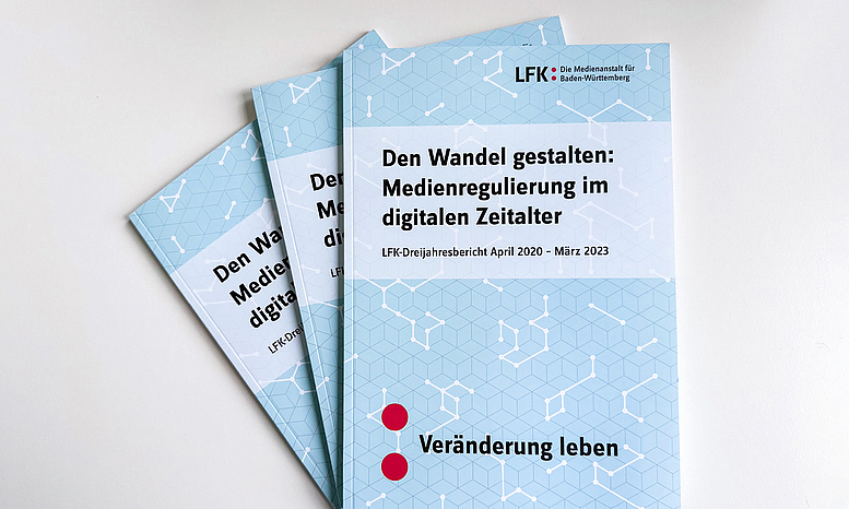 Bild von drei übereinandergestapelten LFK-Dreijahresberichten 2020-2023