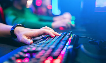 Foto einer beleuchteten Gaming-Tastatur im Einsatz