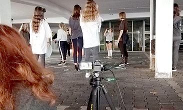 Foto einer Videoaufnahme im Außenbereich von Girls go Movie.