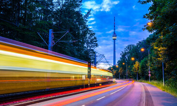 Langzeitaufnahme einer Straße mit einer vorbeifahrenden Straßenbahn