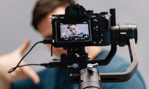 Bild von einer Person, die sich selbst filmt