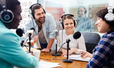 Gruppe bei einem Radio-Workshop