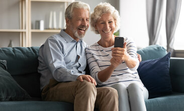 Bild von zwei Personen mit einem Handy in der Hand