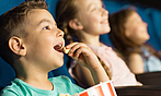 Bild einer Gruppe Kinder im Kino beim Filmschauen