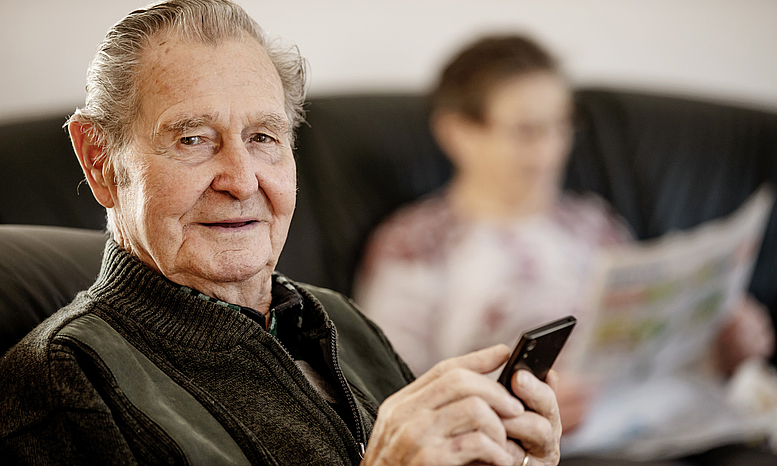Bild einer Person mit einem Handy in der Hand