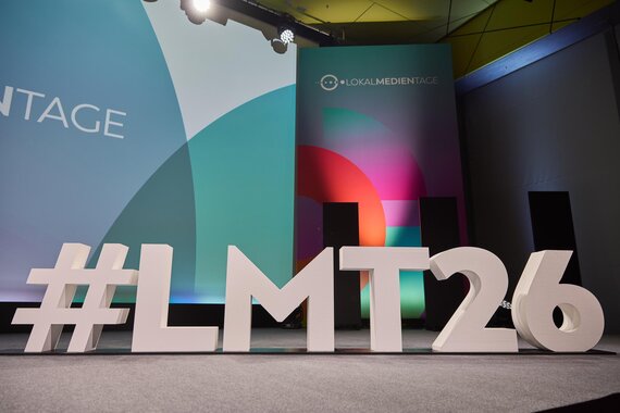 Bühne der Lokalmedientage mit "#LMT26"-Schriftzug.