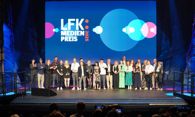 LFK-Medienpreis 2025 Bühne mit Gewinner
