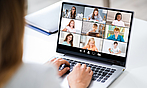 Foto einer Person am Laptop