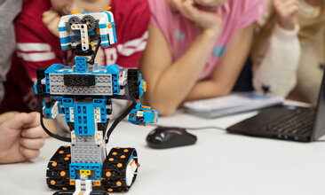 Schülerinnen und Schhüler bauen und programmieren gemeinsam einen Lego-Roboter