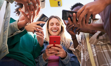 Eine Gruppe Teenager am Smartphone