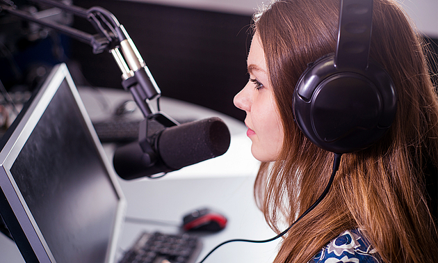 Foto einer jungen Frau bei der Radio-Moderation