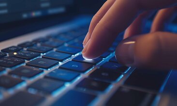 Finger auf der Tastatur eines Laptops 