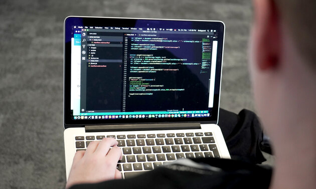 Foto eines Laptop-Bildschirms mit Programmiercodes