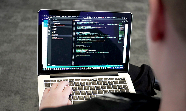 Foto eines Laptop-Bildschirms mit Programmiercodes