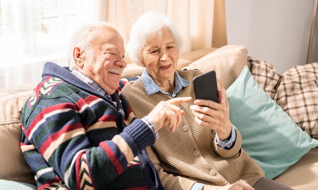 Bild eines älteren Paares, das zusammen ein Smartphone nutzt